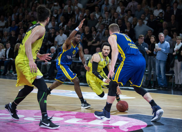 西蒙斯则以 西蒙斯则以